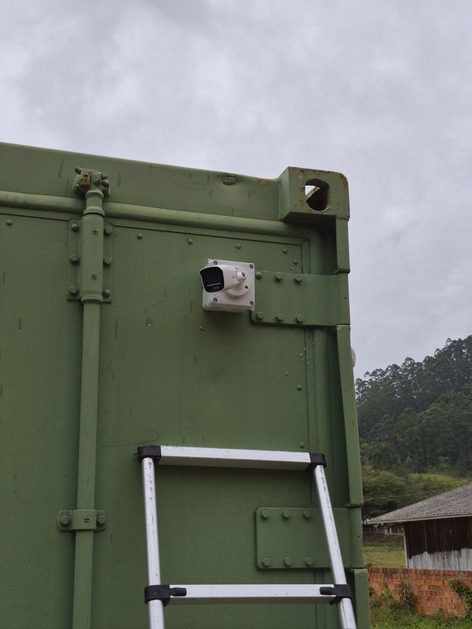 Câmera bullet instalada em container, com caixa de passagem