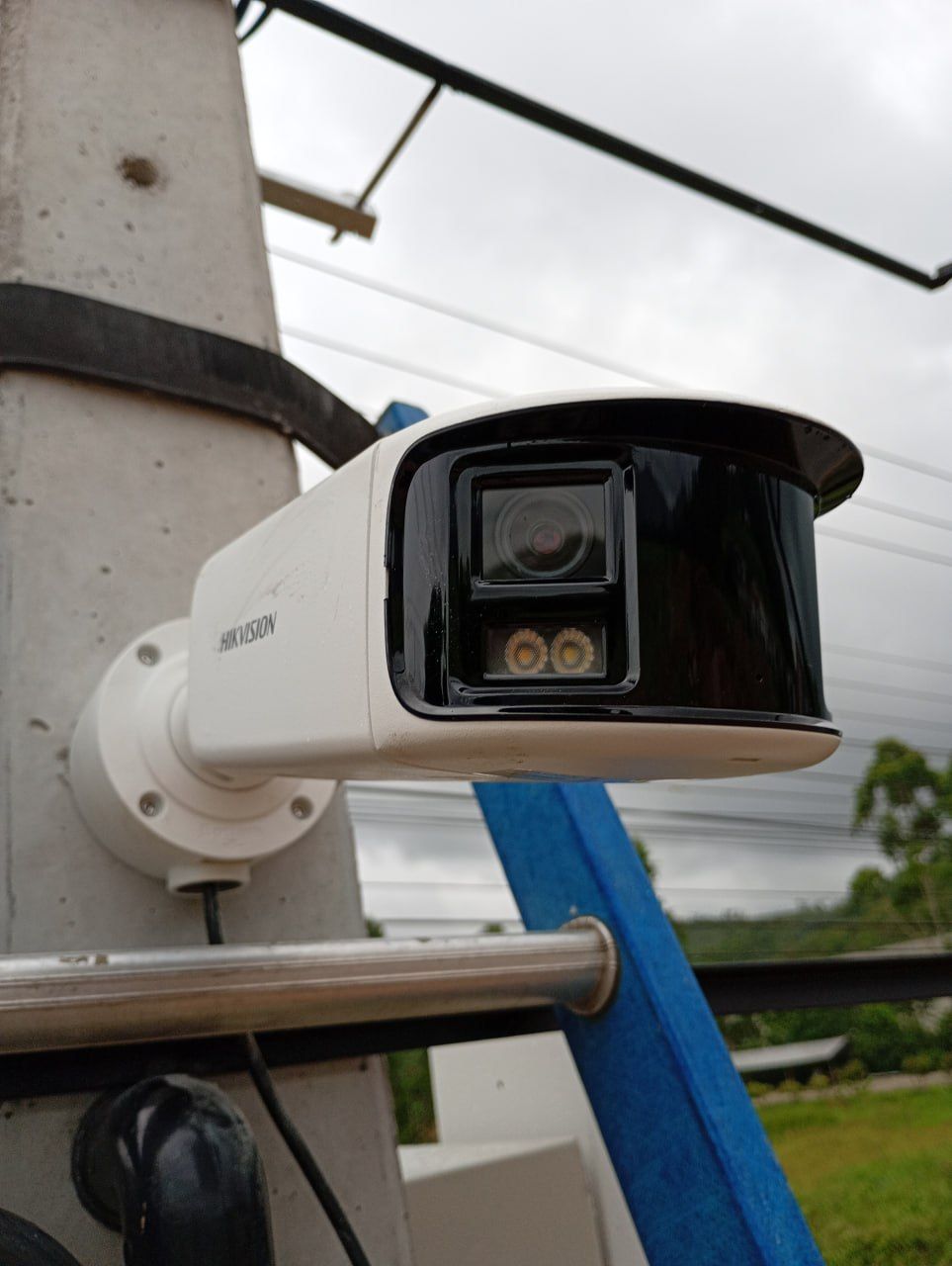 Câmera panorâmica Hikvision instalada em poste de concreto