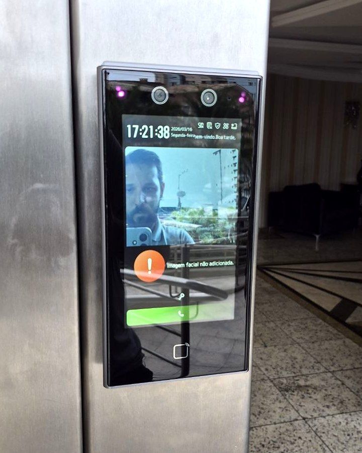 Leitor facial instalado pela Tristan em coluna de aço inox na entrada de um prédio