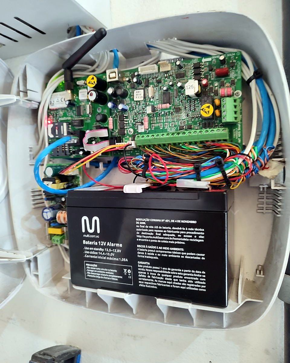 Central de alarme aberta, com placa, módulo de comunicação, bornes com a fiação e bateria de 12 V